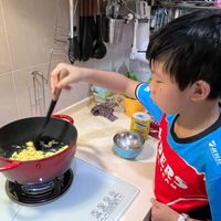 可能是 1 人、義大利麵和顯示的文字是「 JETUT JETLIT ERS E A M 」的圖像