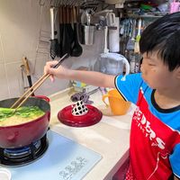 可能是 1 人、拉麵和文字的圖像