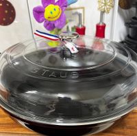 可能是顯示的文字是「 STAUB 」的圖像