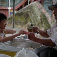可能是 2 個人、小孩、義式冰淇淋和冰淇淋的圖像