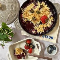 可能是甜點和顯示的文字是「 STAUE CAU STAUB ਓ৯ STAUB 5 TAU STAUB STAUB 」的圖像