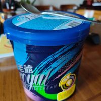 可能是義式冰淇淋和顯示的文字是「 001 爺 yyau LIGECREAN ICEGREAM ICEG 」的圖像