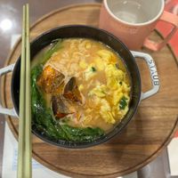 可能是粥、水波蛋、火鍋、拉麵、豆腐和文字的圖像