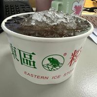 可能是飲料和顯示的文字是「 GUCSS 特 H EASTERN EASTERN ICE STOR STOR 」的圖像