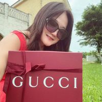 可能是 1 人和顯示的文字是「 GUCCI 」的圖像