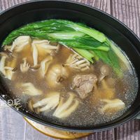 可能是拉麵、香菇、火鍋和文字的圖像