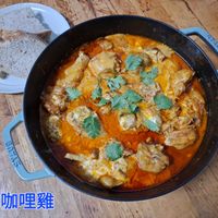 可能是豆腐、燉小牛膝和顯示的文字是「 STAUB SR 奶油咖哩雞」的圖像