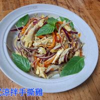 可能是麵和顯示的文字是「 SRURUE 越式涼拌手撕雞」的圖像