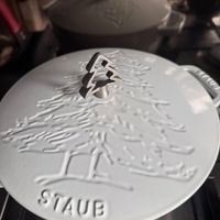 可能是鬆餅機和顯示的文字是「 SRUE STAUB 」的圖像