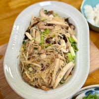 可能是炒麵、香菇和麵的圖像