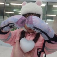可能是 1 人、紅心和牛角扣大衣的圖像