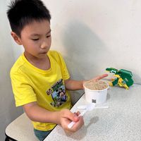 可能是 1 人、小孩和文字的圖像