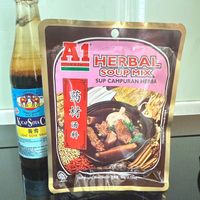 可能是炒麵、豆腐、香菇、拉麵和文字的圖像