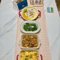 可能是麵、義大利麵、炒麵、豆腐和文字的圖像