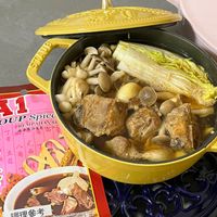 可能是火鍋、香菇、拉麵、豆腐和文字的圖像