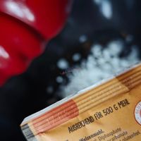 可能是茶、藥物和顯示的文字是「 A.R Berlin 500 500GMEHL G MEHL GLUTENS AUSREICHEND FÜR BLUTENER RE GLUTENTO GLU Meizenmeht. Diphosphate carbonate carbounlutentrel. alutenirei. SORGEN 」的圖像