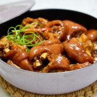 可能是燉小牛膝、豆腐和香菇的圖像