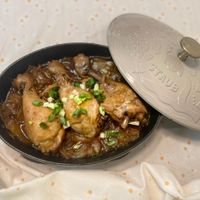 可能是燉小牛膝和顯示的文字是「 SIALE AUB OSTAUB STAUB 」的圖像
