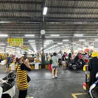可能是 6 個人、摩托車、速克達和文字的圖像