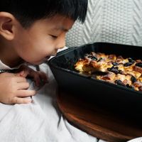 可能是 1 人、小孩和鬆餅機的圖像
