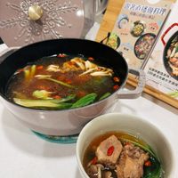 可能是麵、火鍋、拉麵、豆腐和文字的圖像