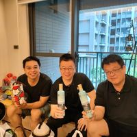 可能是 3 個人、飲料和顯示的文字是「 Ter 」的圖像