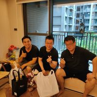 可能是 3 個人和文字的圖像