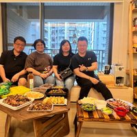 可能是 4 個人和文字的圖像