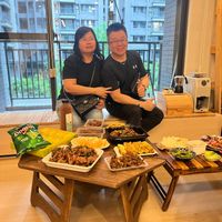 可能是 2 個人、壽司和文字的圖像
