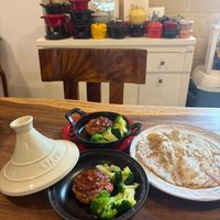 可能是顯示的文字是「 STAUB STAUB 」的圖像