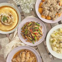 可能是炒麵、粥、豆腐和顯示的文字是「 SIAUB ញ STAUE STAUE MaMo 」的圖像