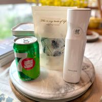 可能是飲料、美髮產品、泡茶器、矢車菊和文字的圖像