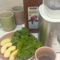 可能是水藻、蘋果和顯示的文字是「 KIRKLAND CLOVER HONEY 原汁 冰沙 清潔」的圖像