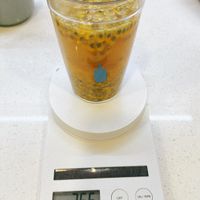 可能是飲料、泡茶器和文字的圖像