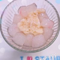 可能是椰子、粥、甜點、龍眼和文字的圖像