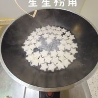 可能是豆腐、鬆餅機、滿天星和顯示的文字是「 05.11 星星粉角」的圖像