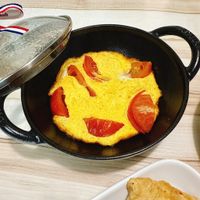可能是豆腐、歐姆蛋、燉小牛膝和文字的圖像