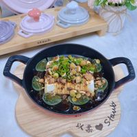 可能是火鍋、豆腐和顯示的文字是「 stauh stauh 以系 Staw 」的圖像