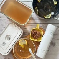 可能是飲料、泡茶器和顯示的文字是「 STAUB STAUB 8 ်် 愛 ZWILLING ZWILLING 」的圖像