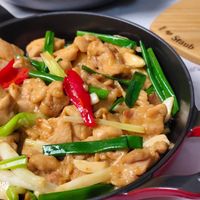 可能是顯示的文字是「 14 CO Staub Staub Elise Chana 」的圖像