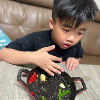 可能是 1 人、嬰兒和火鍋的圖像