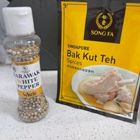 可能是顯示的文字是「 Mikels SONG SONGFA FA The worlds Best SINGAPORE Bak BakKutTeh Spices Kut Teh 新加坡潮州肉骨茶香料 SARAWAK CARUS WHITE PEPPER ER PIPER NICRUM whole ERVINO SURGESTION የዳህክ 」的圖像