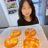 可能是 1 人、半圓形餡餅、肉餡餅和文字的圖像