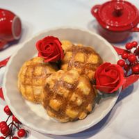可能是蛋糕、巴布卡麵包和水果塔的圖像