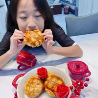 可能是 1 人、水果塔、半圓形餡餅、肉餡餅、舒芙蕾、巴布卡麵包和文字的圖像