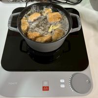 可能是豆腐、鬆餅機和顯示的文字是「 STAUB AUB ST S STAUB TOKIT N 每一種 CRFS 深素更多」的圖像