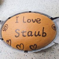 可能是紅心、蛋糕和顯示的文字是「 I Love Staub ሀ 」的圖像