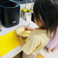 可能是 1 人、粥、泡茶器和文字的圖像