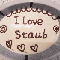 可能是‎蛋糕、紅心和‎顯示的文字是「 ‎تیر I Love Staub Aんん‎」‎‎ 的圖像