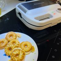 可能是鬆餅機和水果塔的圖像